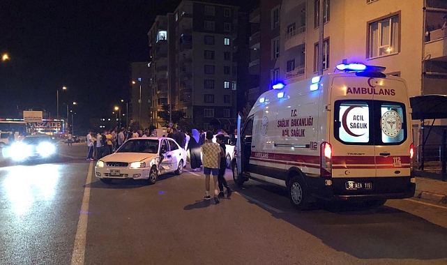 Otomobil park halindeki 2 otomobile çarptı: 2 yaralı