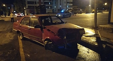 Otomobil zabıta kulübesine daldı: 4 yaralı