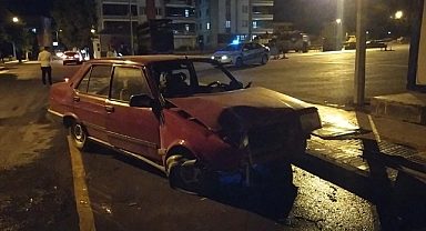 Otomobil zabıta kulübesine daldı: 4 yaralı