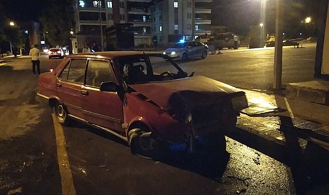 Otomobil zabıta kulübesine daldı: 4 yaralı