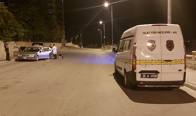 Otomobilde çakmak gazı patladı: 4 yaralı