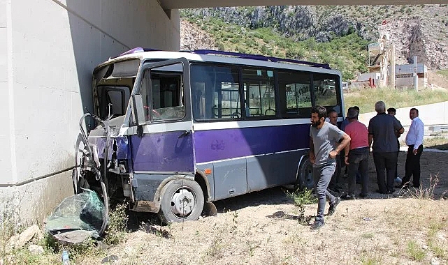 Otomobille çarpışan minibüs köprü ayağına daldı: 8 yaralı