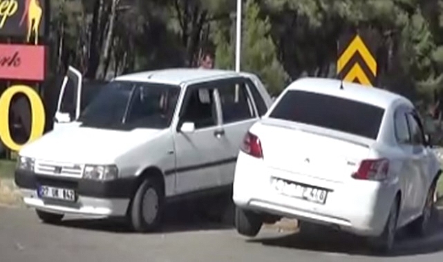 Otomobiller kavşakta çarpışıp, refüje çıktı: 2 yaralı