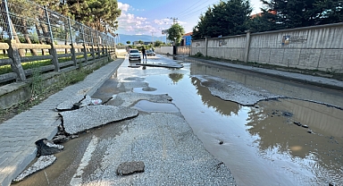 Sel suları asfaltı yerinden söktü