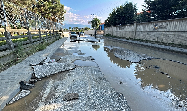 Sel suları asfaltı yerinden söktü