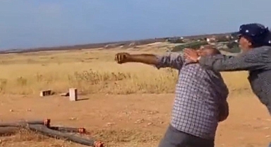 Sıcak havadan bunaldı, güneşe taşla saldırdı