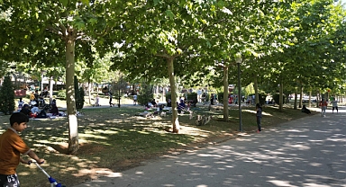 Sıcaktan bunalanlar parklarda serinliyor