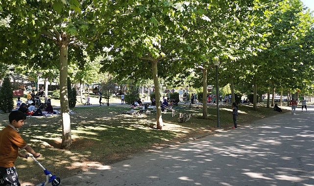 Sıcaktan bunalanlar parklarda serinliyor