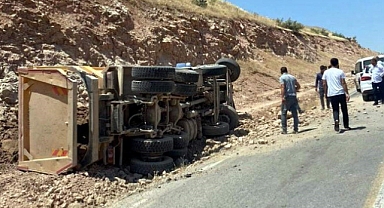 Siirt'te hafriyat kamyonu devrildi:1 yaralı