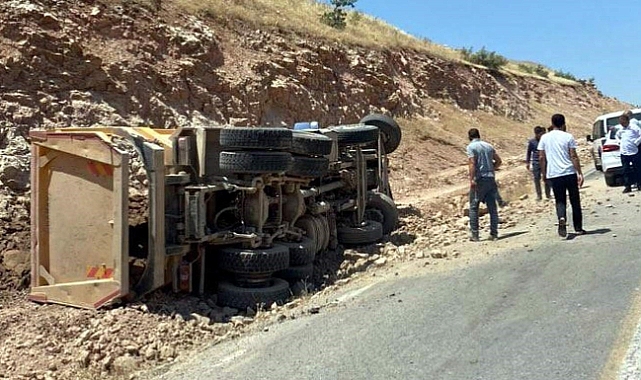 Siirt'te hafriyat kamyonu devrildi:1 yaralı