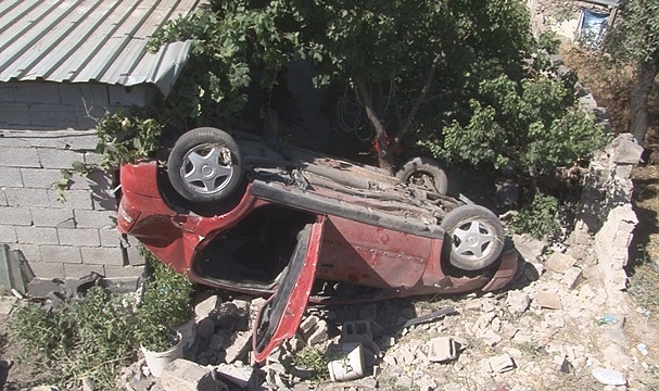 Takla atan otomobil eve girdi: 5 yaralı