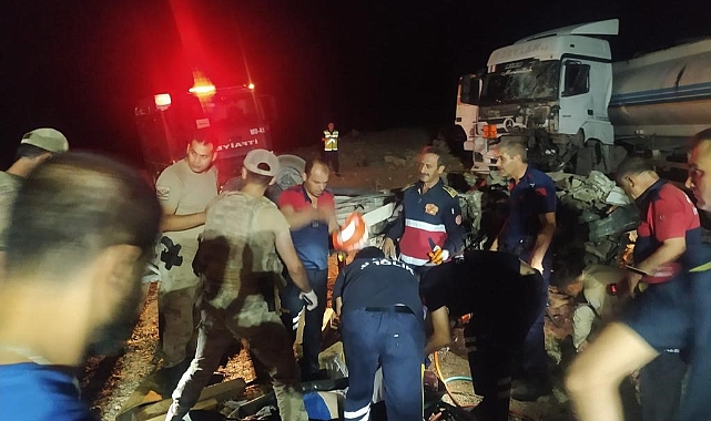 Tanker ile kamyonet kafa kafaya çarpıştı: 1 ölü, 2 yaralı