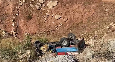 Tarım aracı devrildi: 2 yaralı