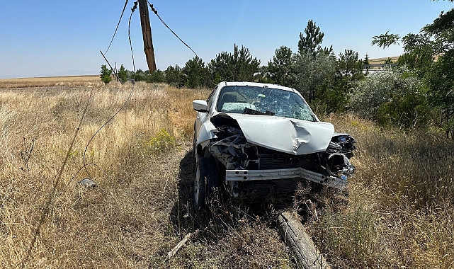 Tarım arazisine devrilen otomobilde 6 kişi yaralandı