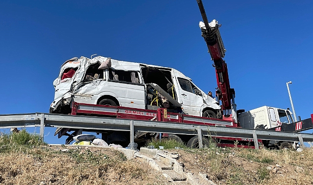 Tarım işçilerini taşıyan minibüs devrildi: 24 yaralı