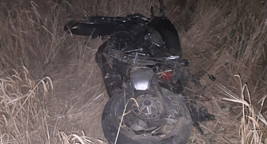 Tarlaya uçan motosikletin sürücüsü hayatını kaybetti