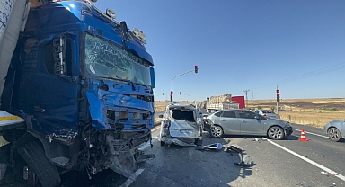 Tır, Kırmızı ışıkta bekleyen araçların arasına daldı: 6 yaralı