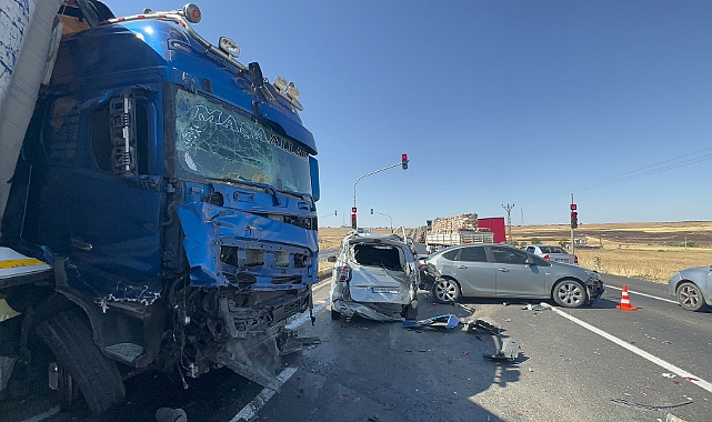 Tır, Kırmızı ışıkta bekleyen araçların arasına daldı: 6 yaralı