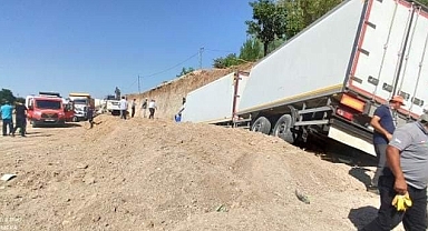 Tır kum birikintisine girdi: 1 yaralı