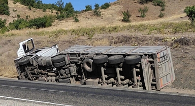 Tır Şarampole devrildi:1 yaralı