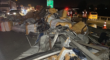 Tırdan devrilen yüklere otomobil çarptı: 3 yaralı