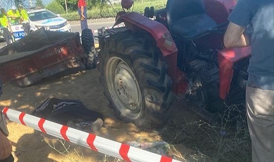 Tırla çarpışan tahıl yüklü traktör sürüklendi: 1 ölü