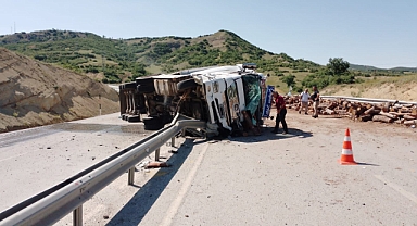 Tomruk yüklü kamyon devrildi: 1 ölü 1 yaralı