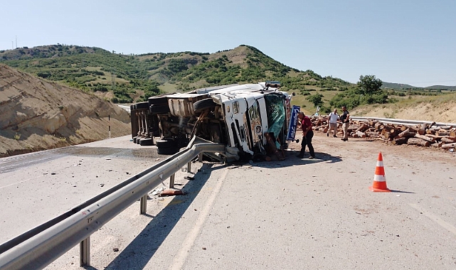 Tomruk yüklü kamyon devrildi: 1 ölü 1 yaralı