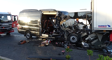 Tur minibüsü tıra arkadan çarptı: 2 ölü, 6'sı ağır 10 turist yaralı