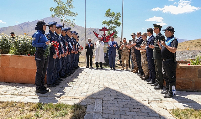 Uçak kazasında şehit olan 7 emniyet mensubu dualarla anıldı