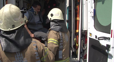 Ümraniye’de yolcu dolu dolmuş ile tırın çarpıştığı kaza kamerada: 5 yaralı