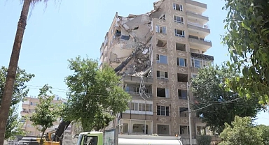 Urfa'da ağır hasarlı yapıların yıkımı sürüyor