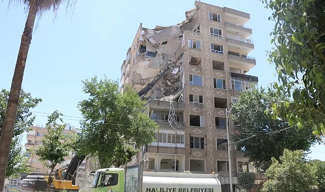 Urfa'da ağır hasarlı yapıların yıkımı sürüyor