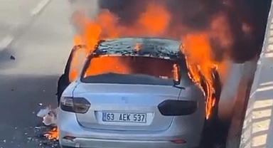Urfa'da seyir halindeki otomobil alev topuna döndü
