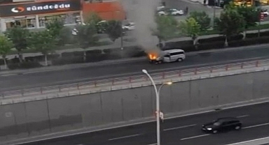 Urfa karayolunda seyir halindeki araç yandı