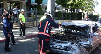 Yayaya yol vermek isterken kazaya neden oldu