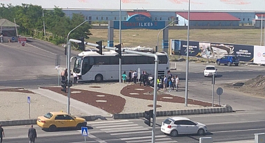 Yolcu otobüsü otomobille çarpıştı; 2 yaralı