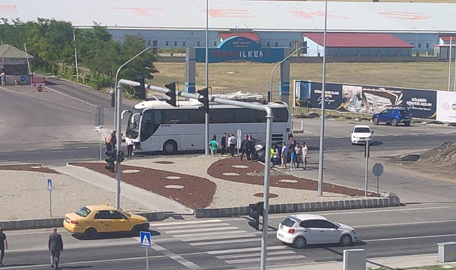 Yolcu otobüsü otomobille çarpıştı; 2 yaralı