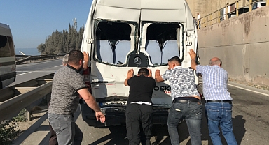 Zincirleme kazada servis minibüsündeki 4 işçi yaralandı