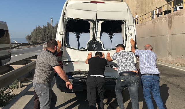 Zincirleme kazada servis minibüsündeki 4 işçi yaralandı