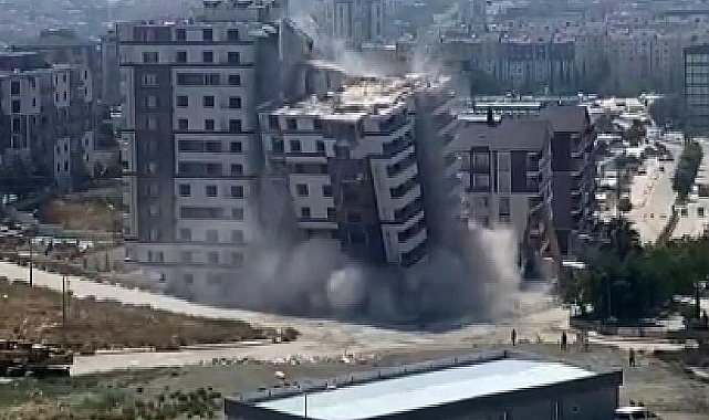 13 katlı binanın kağıt gibi yerle bir olduğu anlar kamerada
