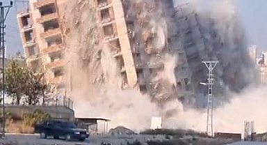 16 katlı iki binanın yıkılma anı kameralarda