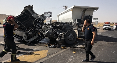 2 tır ve 1 kamyon çarpıştı, tırın kupası koptu: 2 yaralı