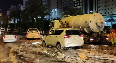 Kabe'de şiddetli yağış ve fırtına