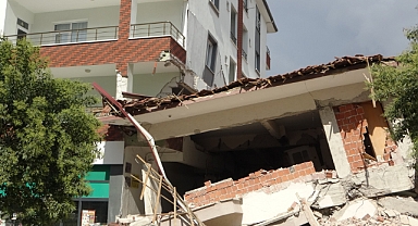Ağır hasarlı bina sağlam binanın üzerine çöktü
