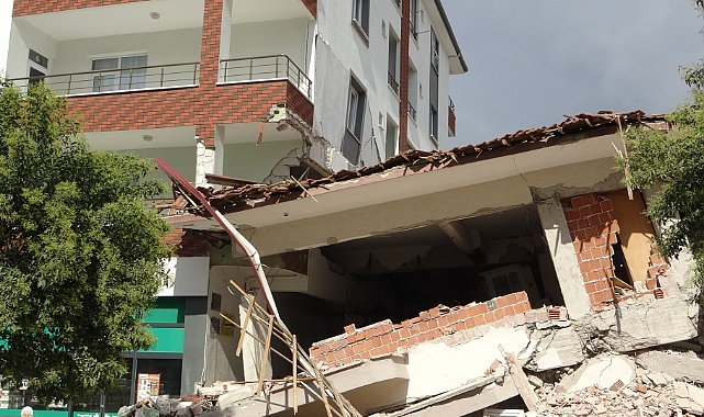 Ağır hasarlı bina sağlam binanın üzerine çöktü