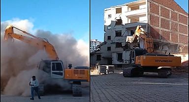Ağır hasarlı bina tek dokunuşla yıkıldı, operatör kepçeyi bırakıp kaçtı
