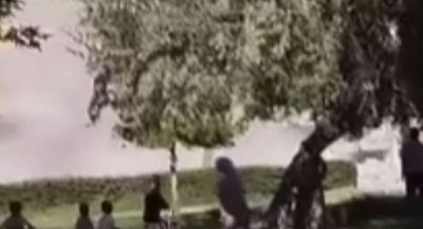 Ağır hasarlı bina yıkım esnasında böyle çöktü... Çevredekilerin panik anları kamerada