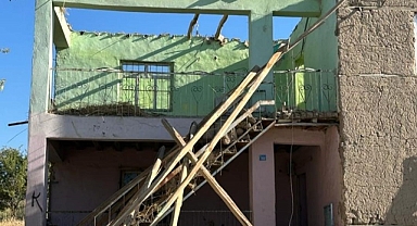 Ağır hasarlı binanın balkonu çöktü: 2 yaralı