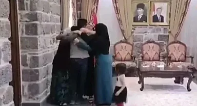 Akçakale Sınır Kapısı'nda ailesine kavuştu